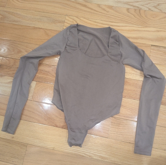 SKIMS Tops - SKIMS ESSENTIAL SCOOP NECK BODYSUIT